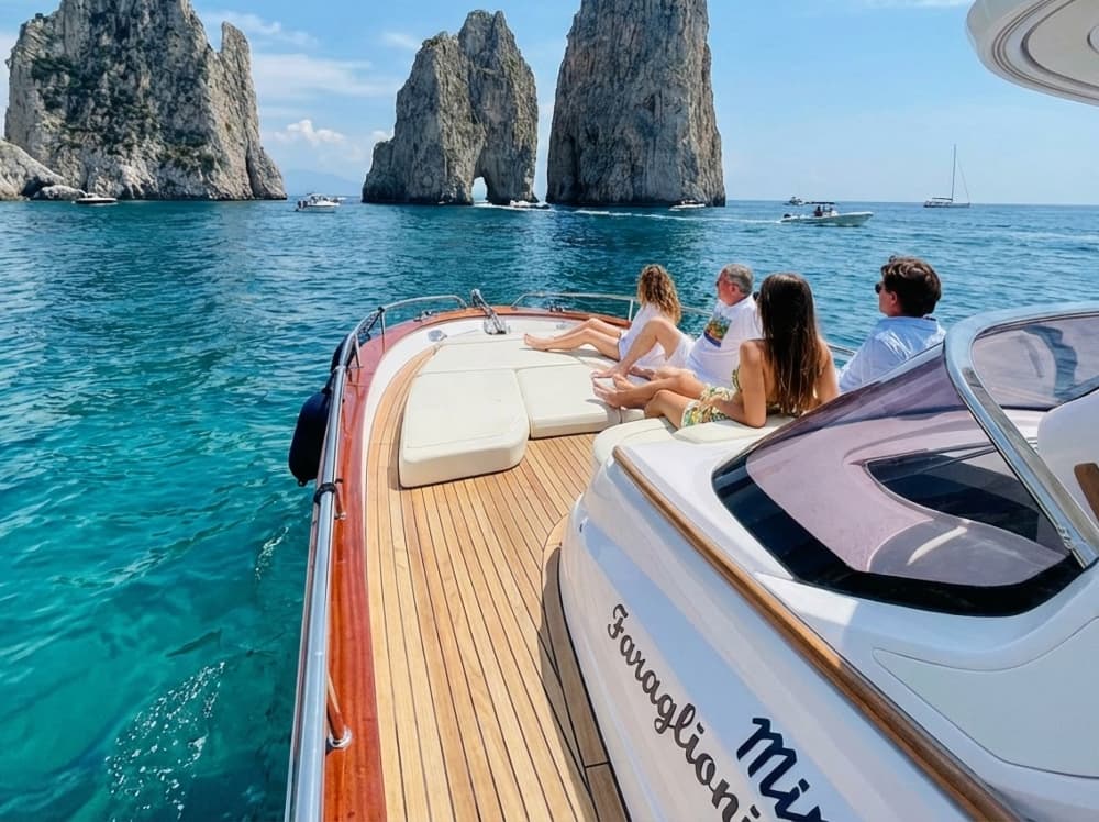 Entdecken Sie die geheimen Ecken von Capri mit einem privaten Boot und einem ortskundigen Skipper
