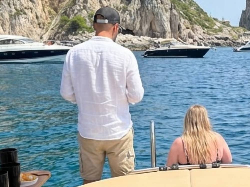 Entdecken Sie die geheimen Ecken von Capri mit einem privaten Boot und einem ortskundigen Skipper