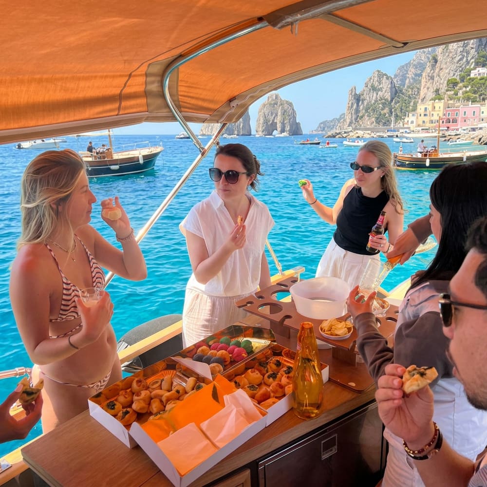 Entdecken Sie die geheimen Ecken von Capri mit einem privaten Boot und einem ortskundigen Skipper