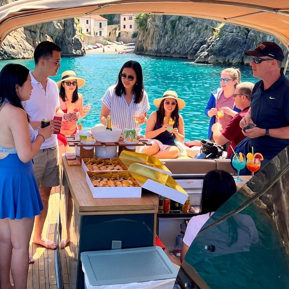 Entdecken Sie die geheimen Ecken von Capri mit einem privaten Boot und einem ortskundigen Skipper