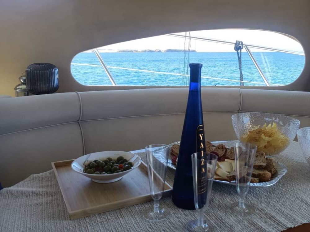 Njut av lite lyx i Playa Blanca med en heldag på en motoryacht