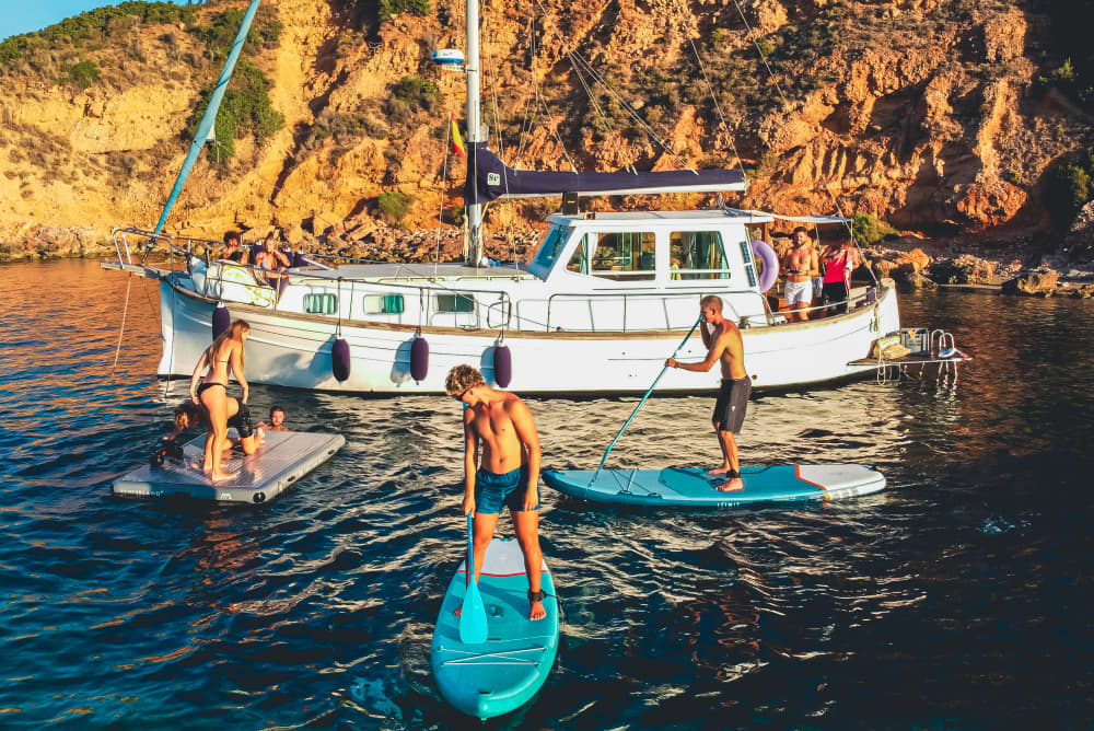 Palma – Private Nachmittagskreuzfahrt auf einer mallorquinischen Llaut – Segeln oder Motorbootfahren zu lokalen Calas mit türkisfarbenem Wasser – ALLES INKLUSIVE