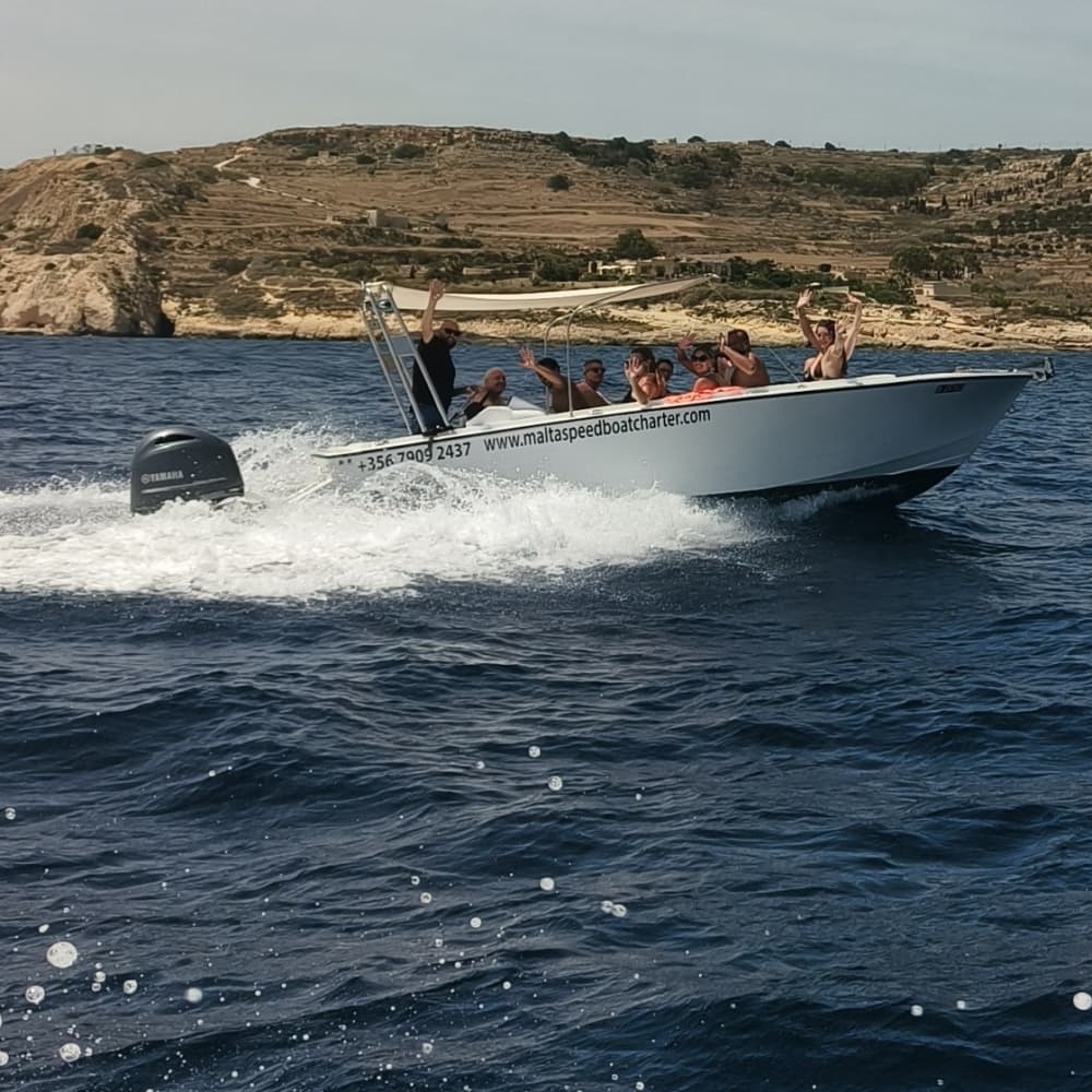 Your day in Malta: Rent a motorboat for 7h of discovery