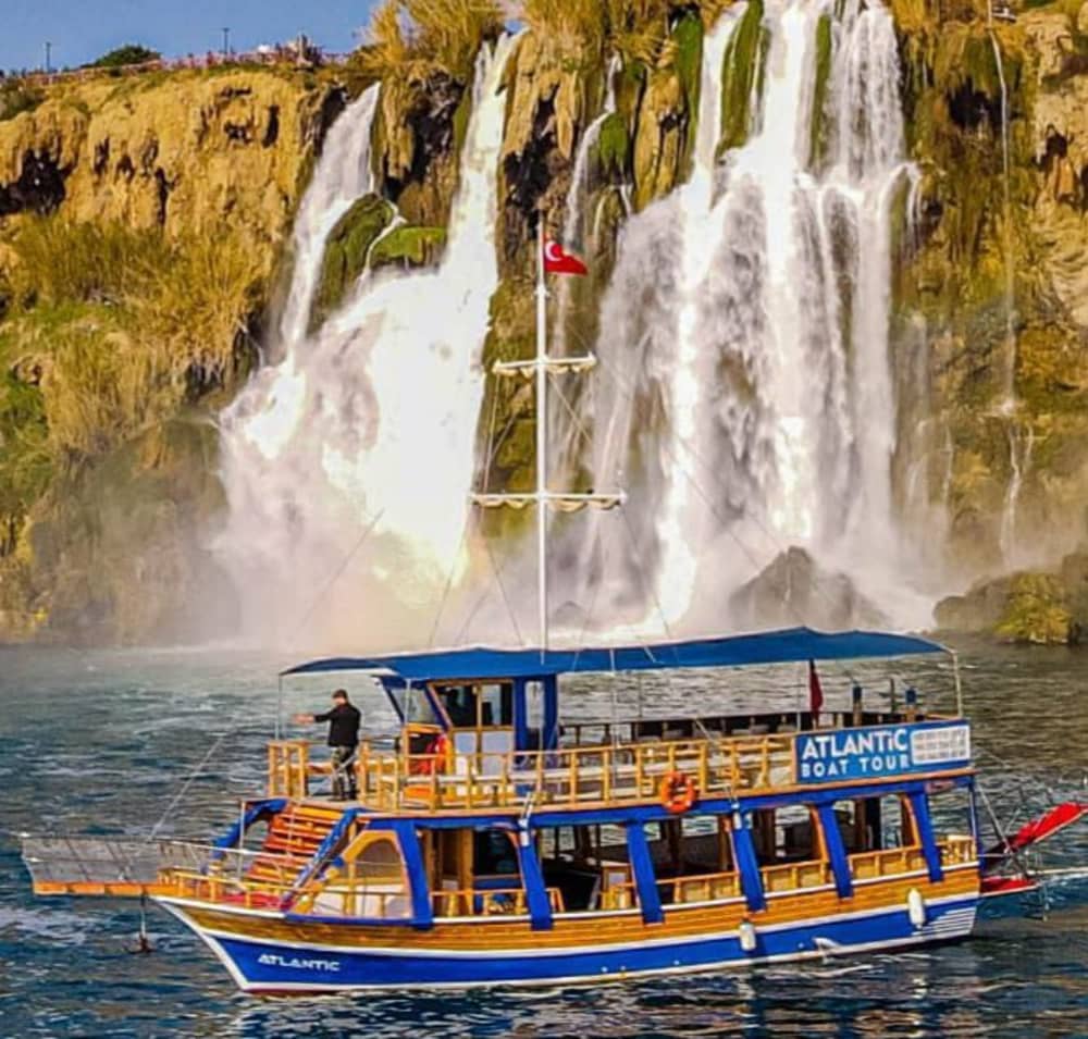 Un viaggio su misura ad Antalya: una giornata magica a bordo di uno yacht a motore.
