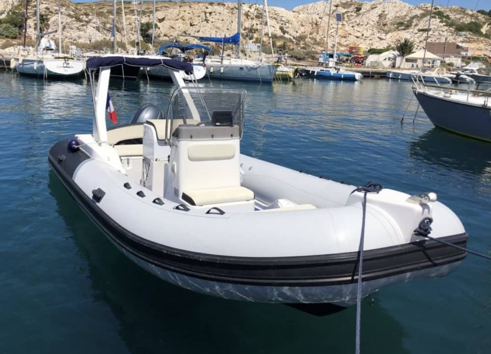 Esplora Cavalaire-sur-Mer in barca: una giornata intera sull'acqua a bordo di un motoscafo.