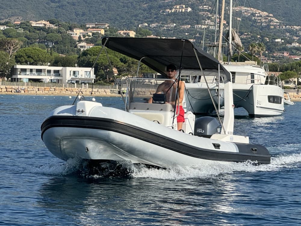 Esplora Cavalaire-sur-Mer in barca: una giornata intera sull'acqua a bordo di un motoscafo.