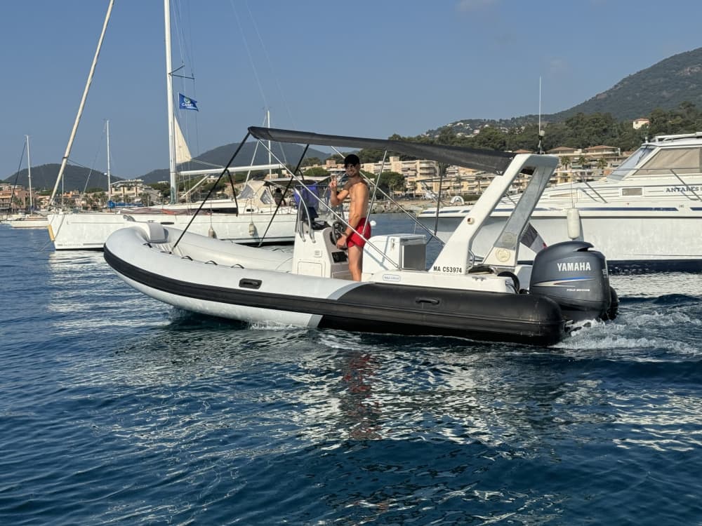 Esplora Cavalaire-sur-Mer in barca: una giornata intera sull'acqua a bordo di un motoscafo.