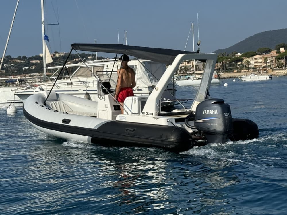 Esplora Cavalaire-sur-Mer in barca: una giornata intera sull'acqua a bordo di un motoscafo.