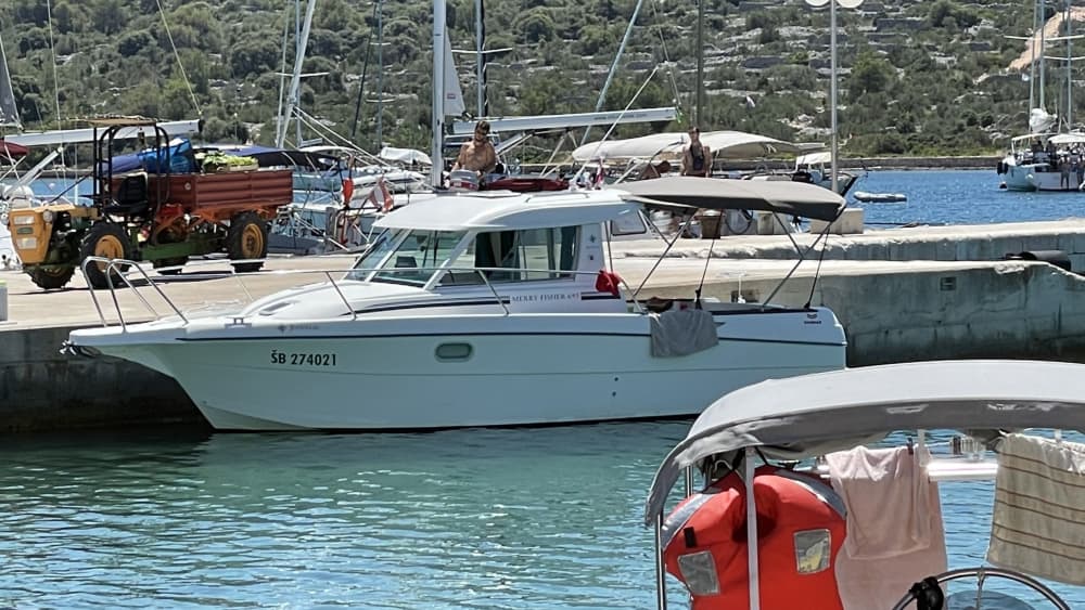 Goditi il sole con un'escursione in barca di 9 ore a Sebenico.