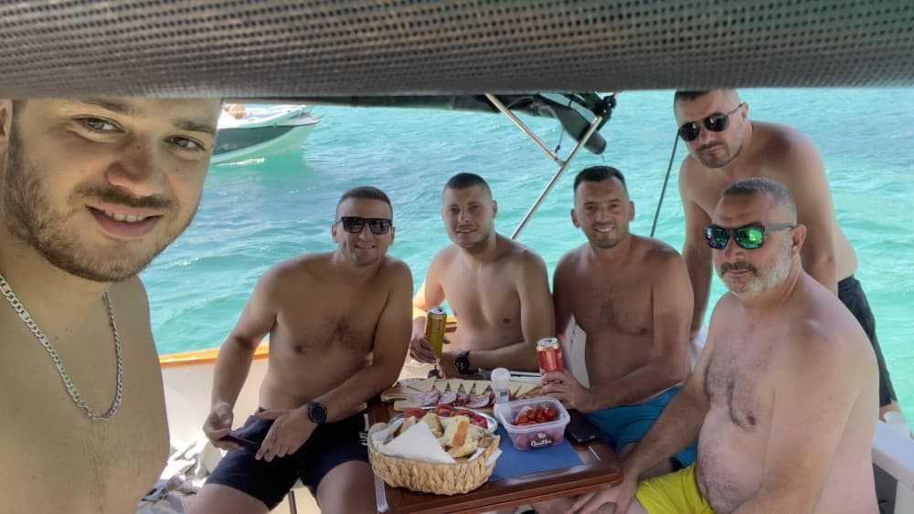Goditi il sole con un'escursione in barca di 9 ore a Sebenico.