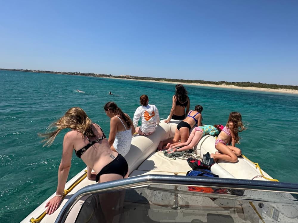 Ontdek Avola: een hele dag zon op een motorboot