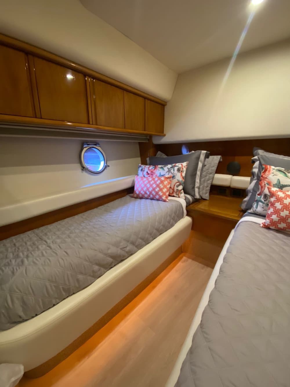 Alquiler de lancha a motor de medio día en Balneário Camboriú