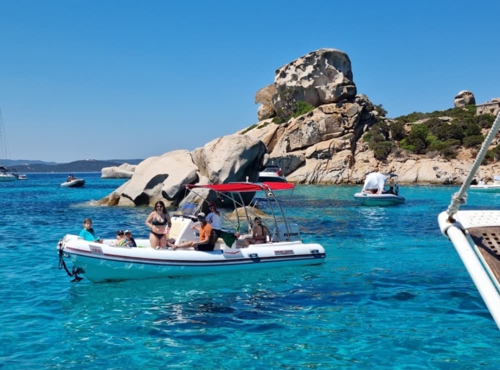 Découvrez les rivages de La Maddalena : une excursion d'une journée complète à bord d'un bateau à moteur