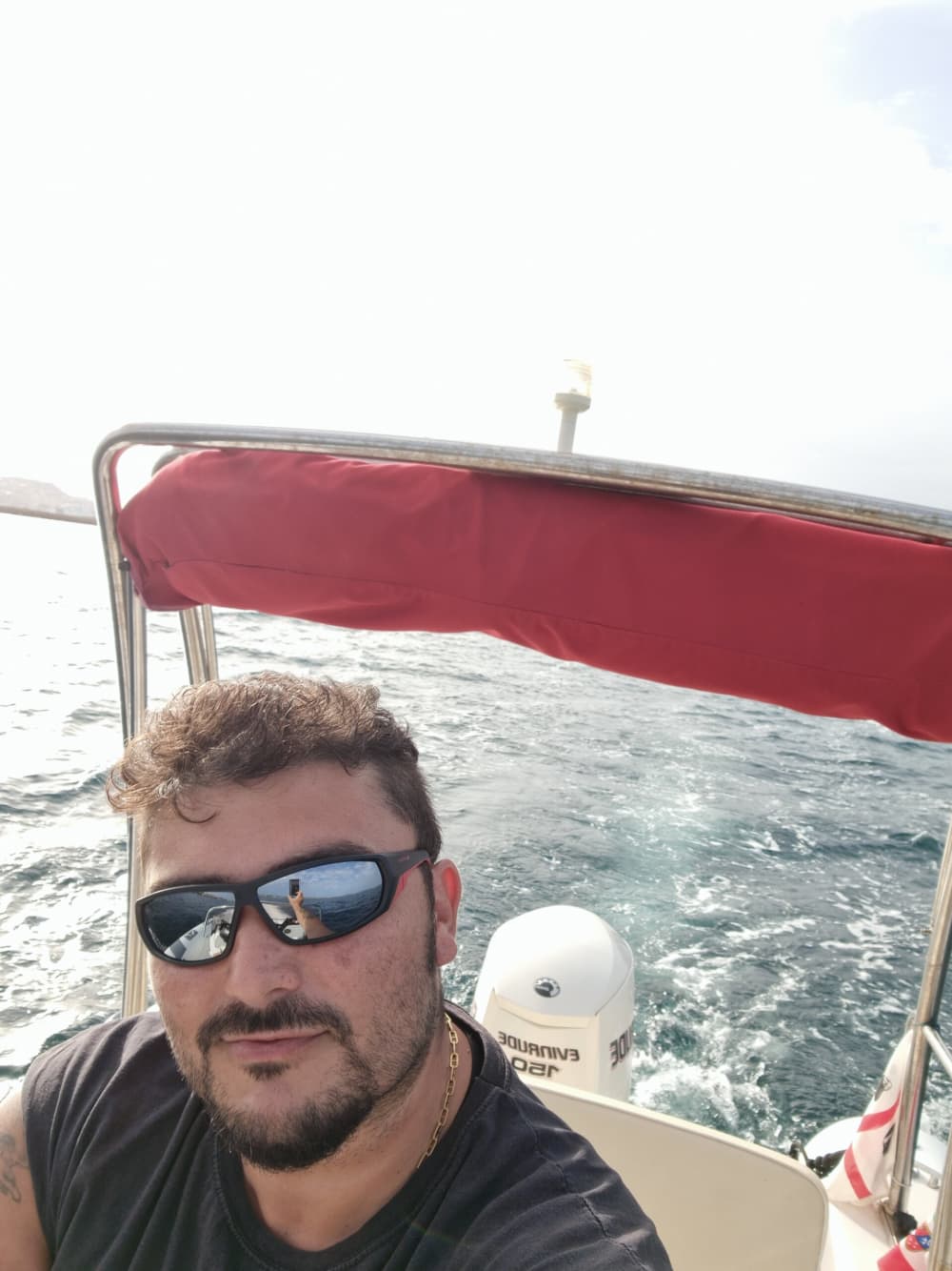 Descubre las costas de La Maddalena: una excursión de un día completo a bordo de una lancha motora.