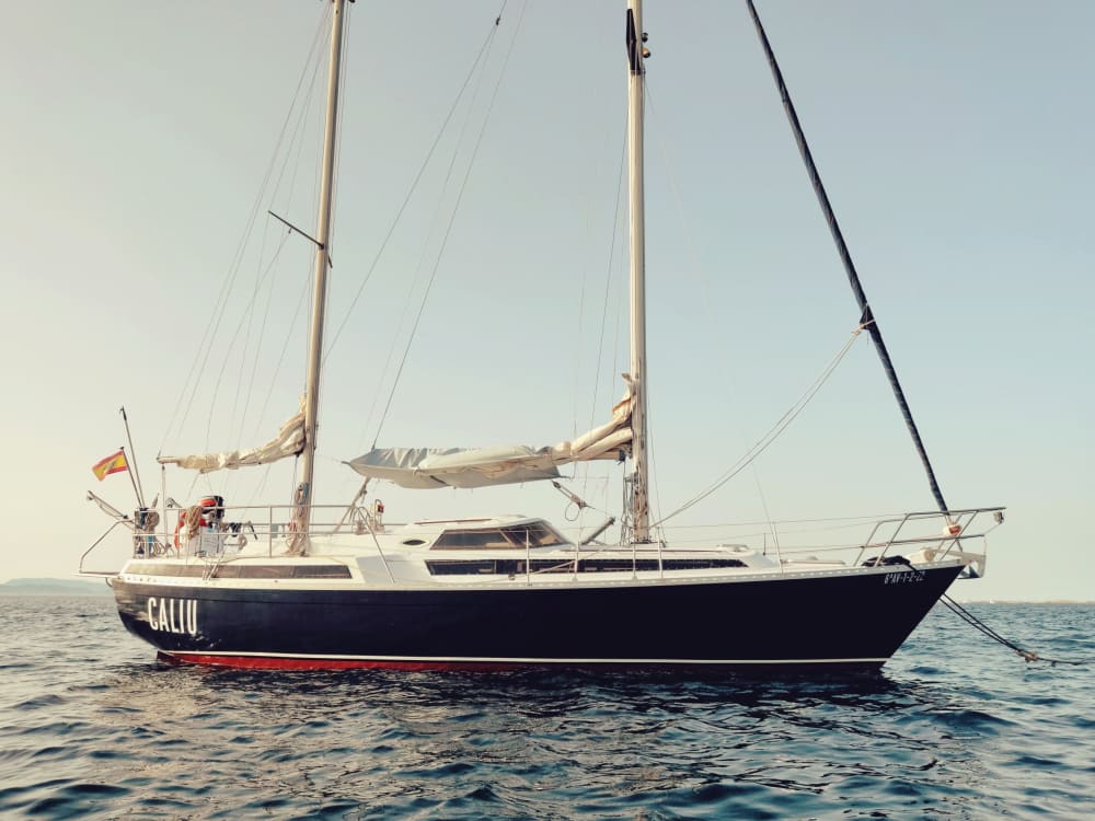 Pon rumbo a la alegría: Un día completo de navegación auténtica en Formentera a bordo de un velero.