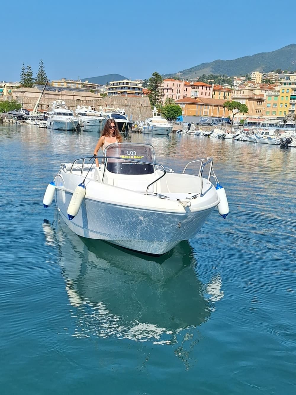 Выделите полдня на отдых на моторной лодке в Санремо.