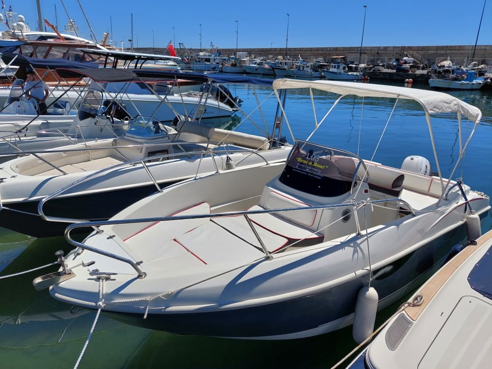 Выделите полдня на отдых на моторной лодке в Санремо.