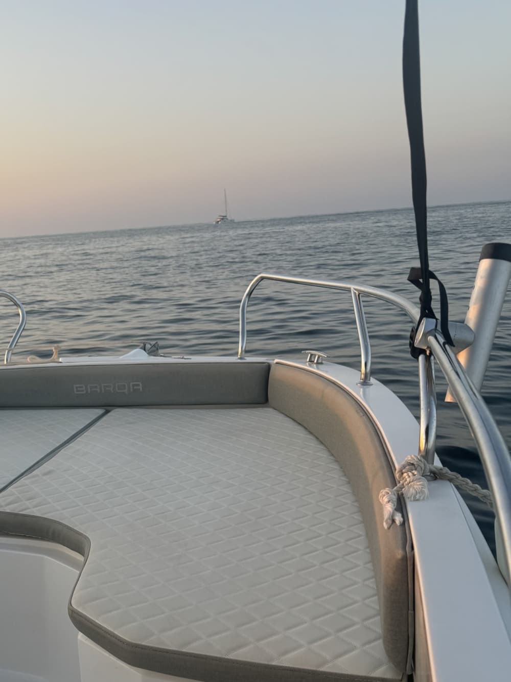 Explorez Dénia en une demi-journée : louez un bateau à moteur pour 3 h 45