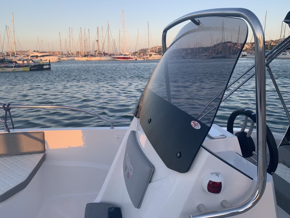 Explorez Dénia en une demi-journée : louez un bateau à moteur pour 3 h 45