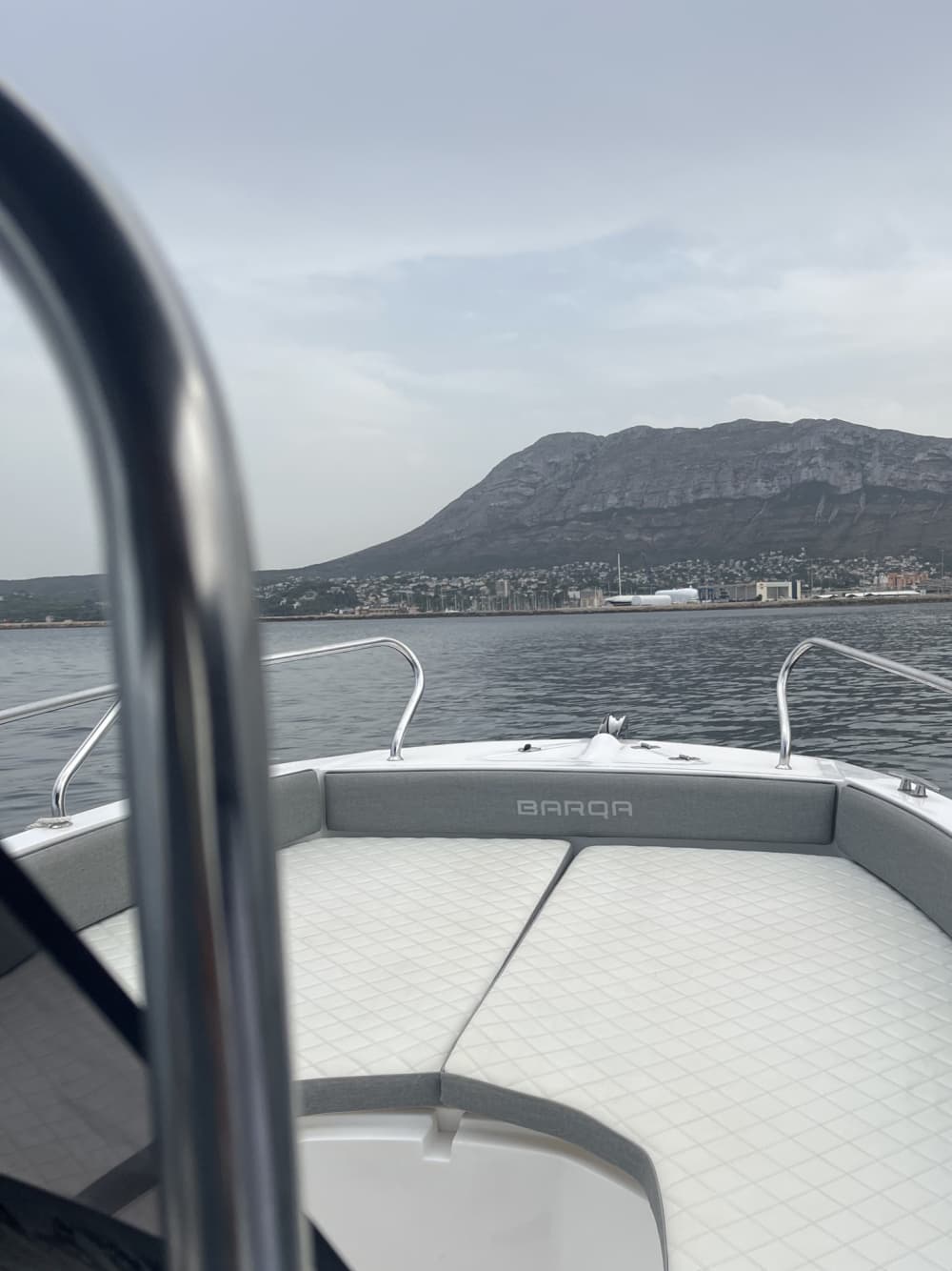 Explorez Dénia en une demi-journée : louez un bateau à moteur pour 3 h 45