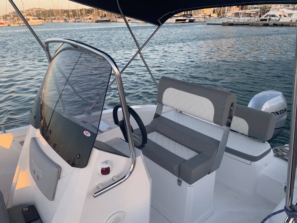 Explorez Dénia en une demi-journée : louez un bateau à moteur pour 3 h 45