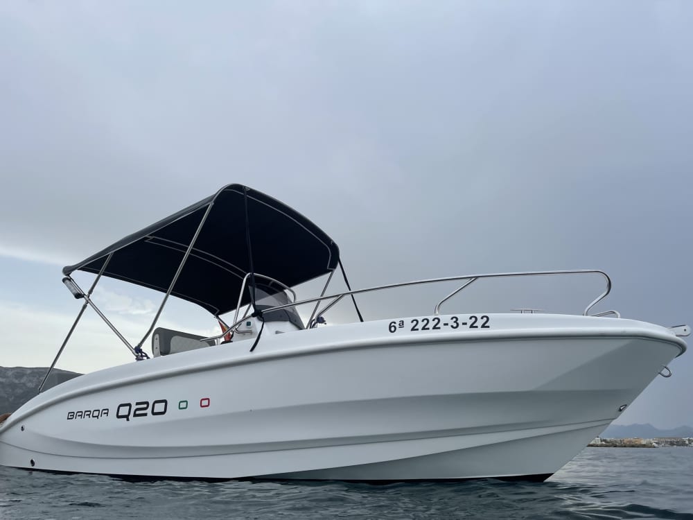 Explorez Dénia en une demi-journée : louez un bateau à moteur pour 3 h 45