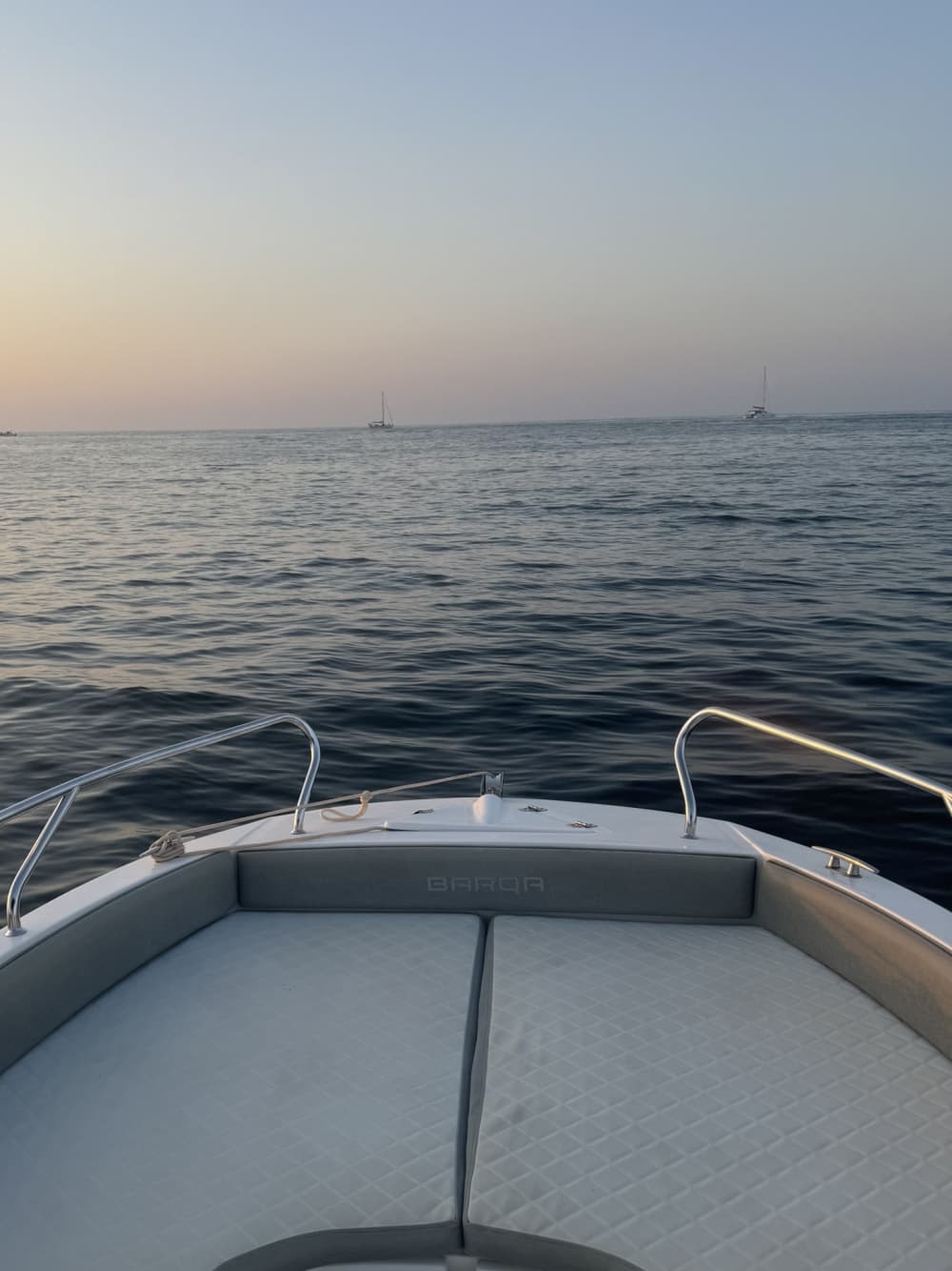 Explorez Dénia en une demi-journée : louez un bateau à moteur pour 3 h 45