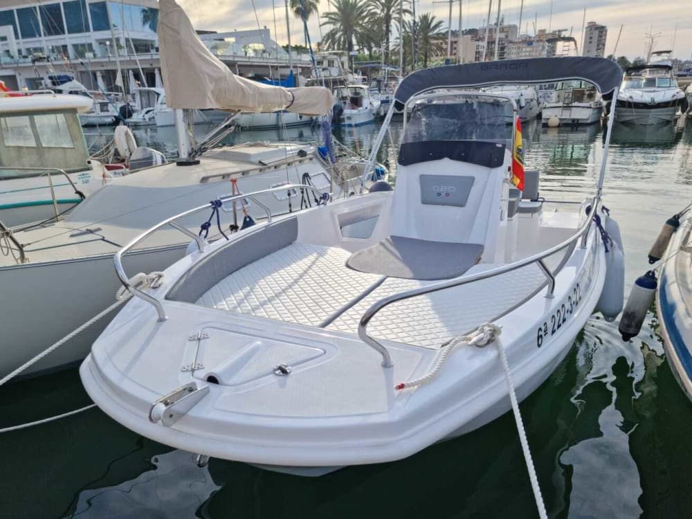 Explorez Dénia en une demi-journée : louez un bateau à moteur pour 3 h 45