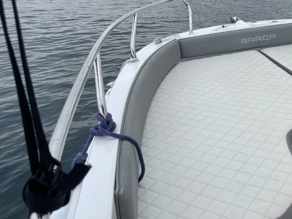 Explorez Dénia en une demi-journée : louez un bateau à moteur pour 3 h 45