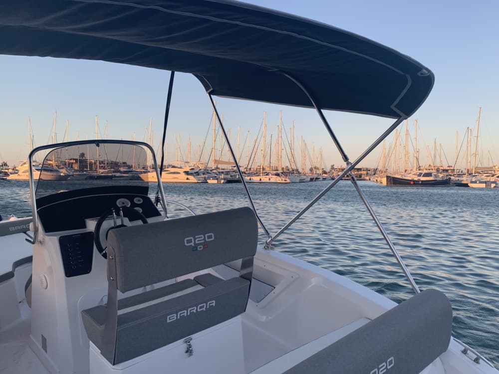 Explorez Dénia en une demi-journée : louez un bateau à moteur pour 3 h 45