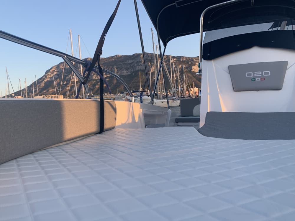 Explorez Dénia en une demi-journée : louez un bateau à moteur pour 3 h 45