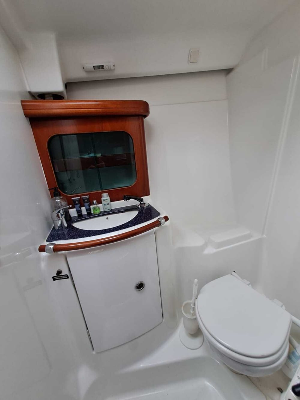 Pasa 8 horas en las cálidas aguas de Vilagarcía de Arousa.