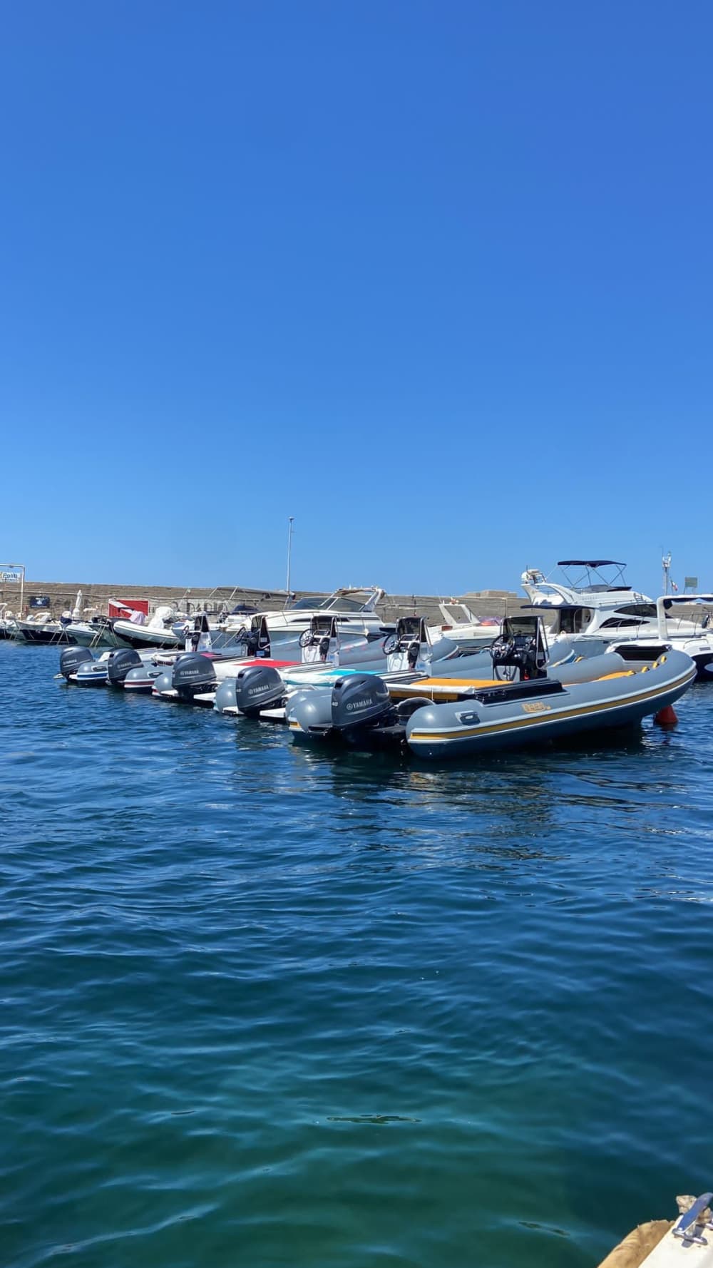 3u30 zon rond Isola delle Femmine op een motorboot