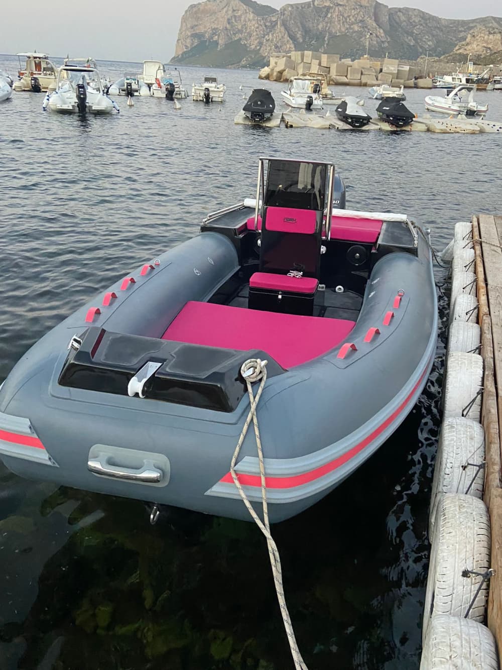 3u30 zon rond Isola delle Femmine op een motorboot