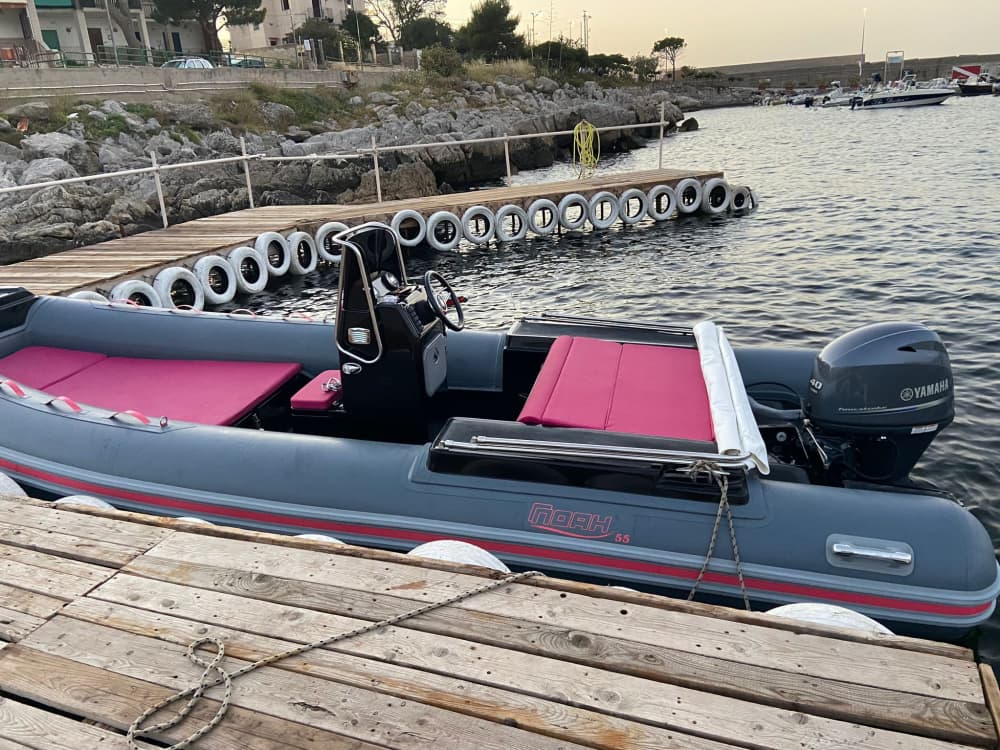 3u30 zon rond Isola delle Femmine op een motorboot