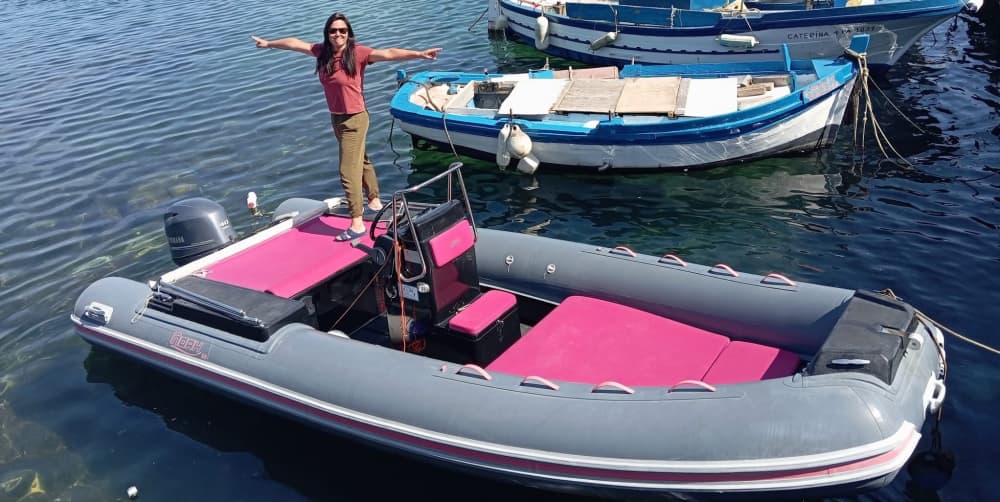 3u30 zon rond Isola delle Femmine op een motorboot