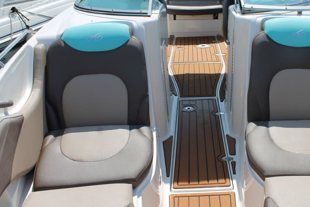 Explora Ibiza en barco: Un día completo en el agua a bordo de una lancha motora.