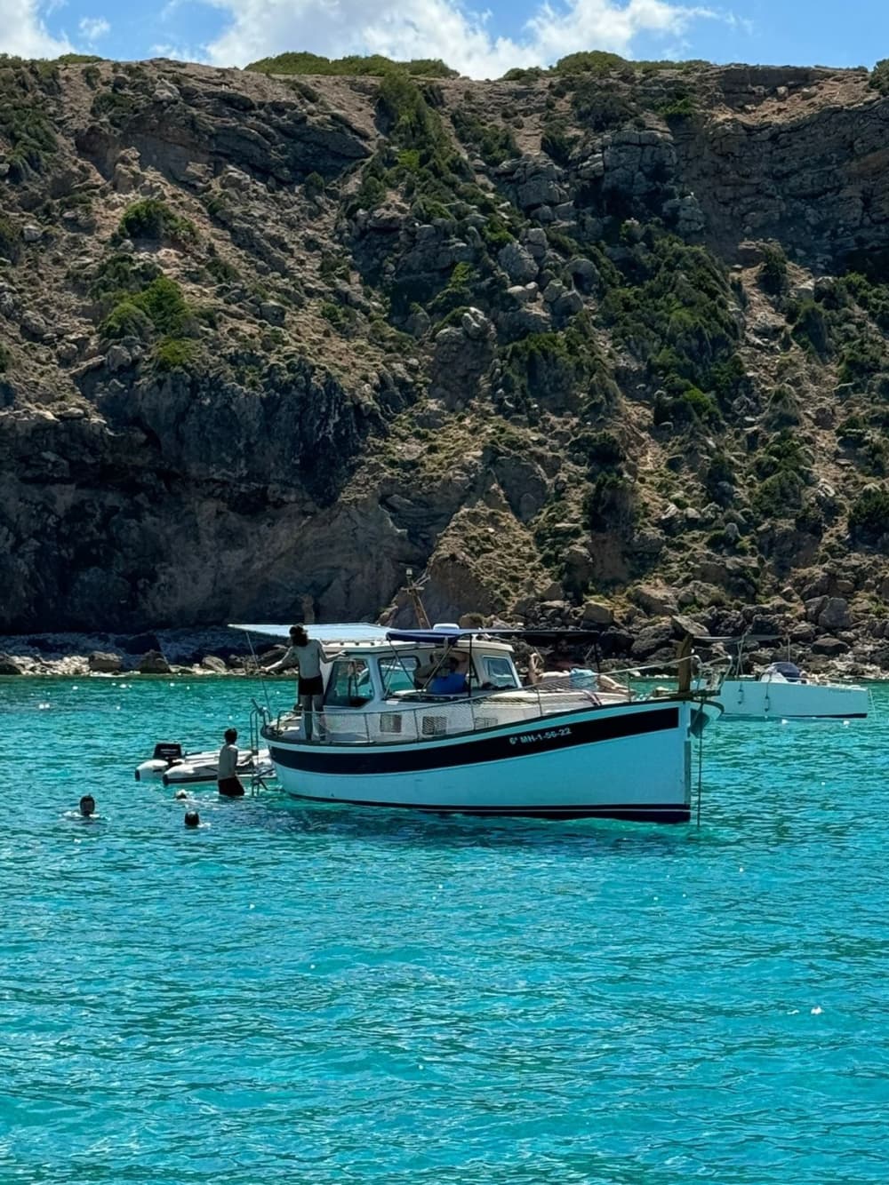 Scopri Minorca: una giornata intera di sole a bordo di un motoscafo.