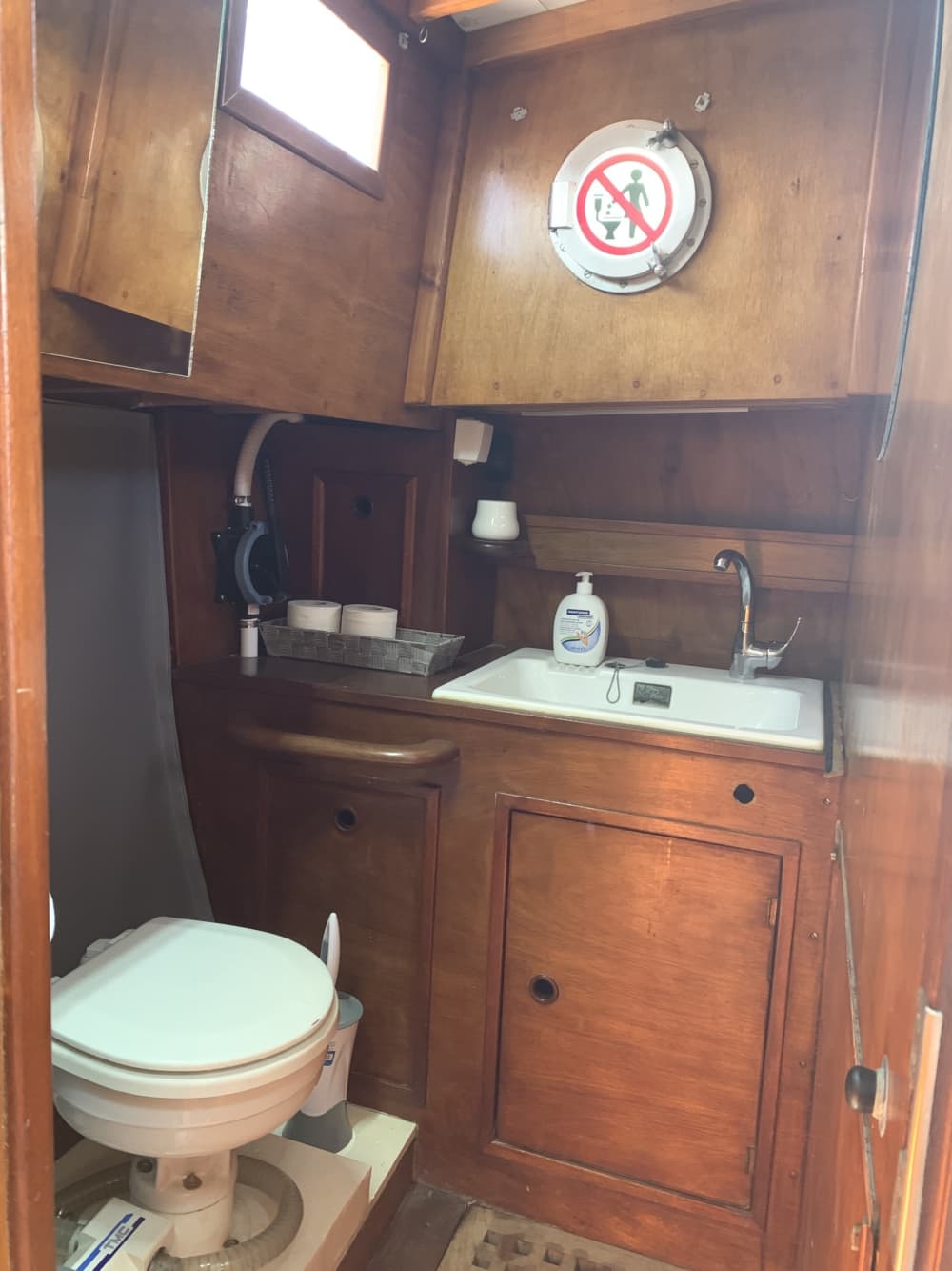 Profitez d'une journée complète de navigation à Lindos en voilier.