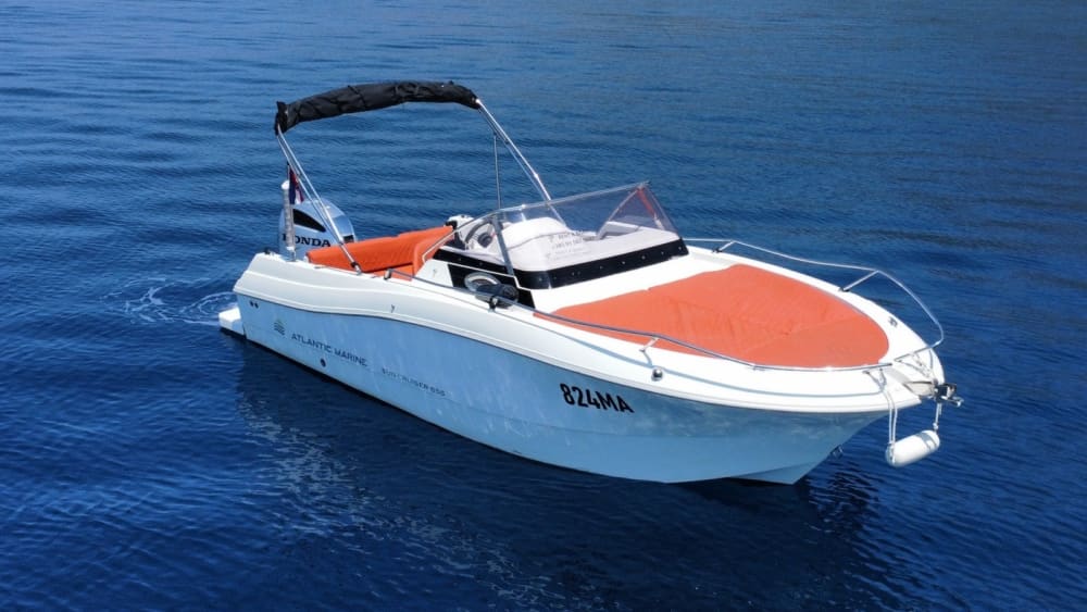 Your day in Makarska: Rent a motorboat for 9h of discovery
