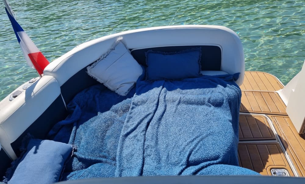 Découvrez La Londe-les-Maures en bateau à moteur pendant 9h