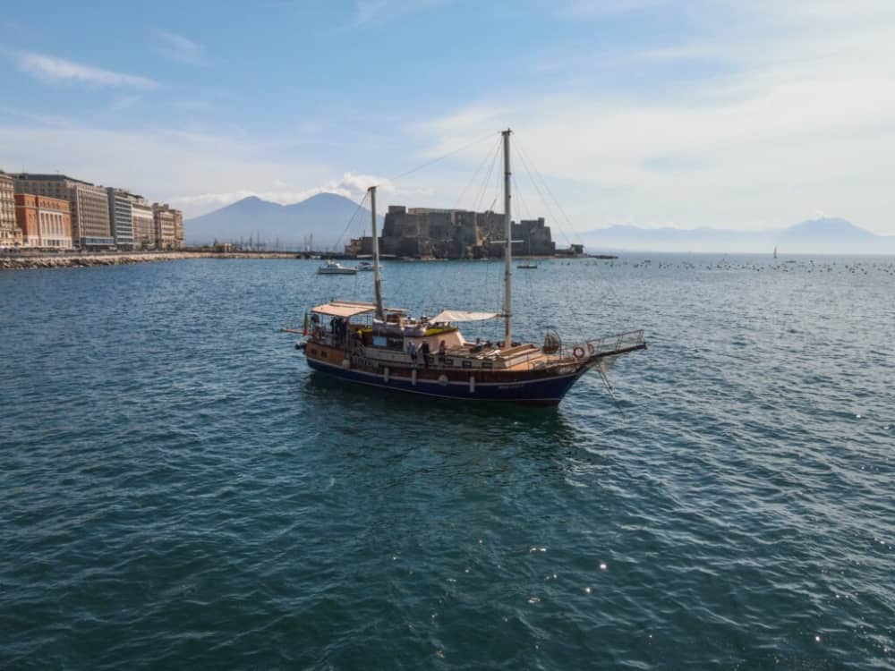 Tour Giornaliero in Caicco nel Golfo Di Napoli