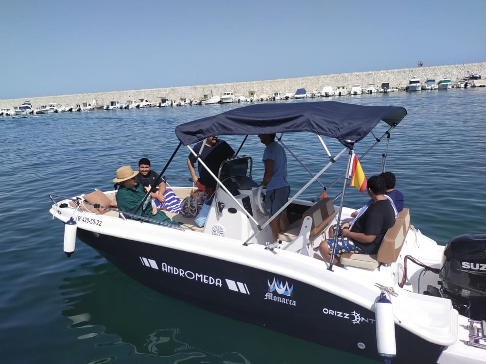 Un día en los alrededores de Fuengirola: Disfrute de 5 horas y 15 minutos de descubrimiento en lancha motora.