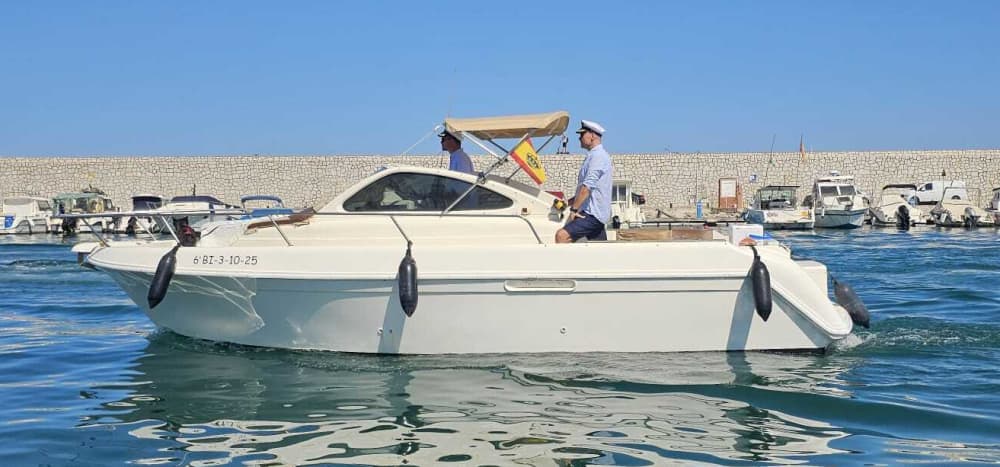 Fuengirola çevresinde bir gün: Motorlu tekneyle 5 saat 15 dakikalık keşif yolculuğunun tadını çıkarın.