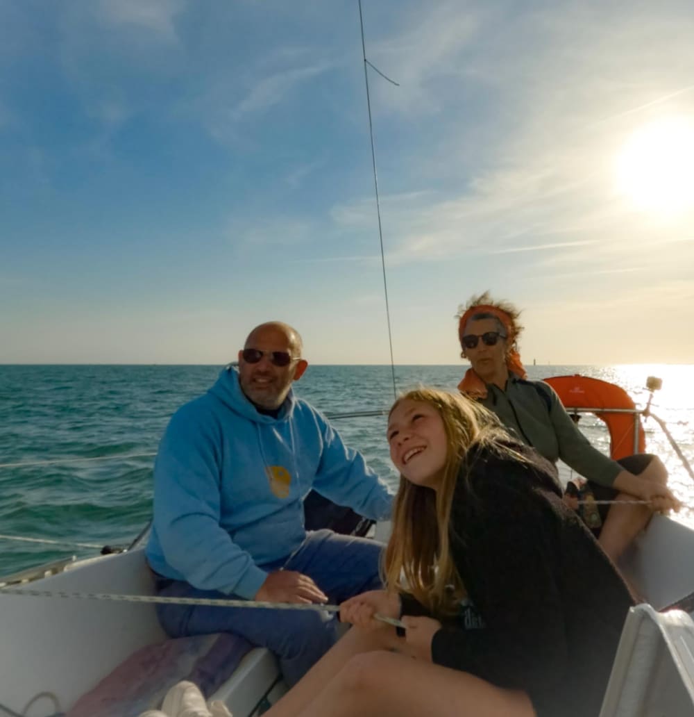 Zee, liefde en zon: een dag vol emoties op een zeilboot