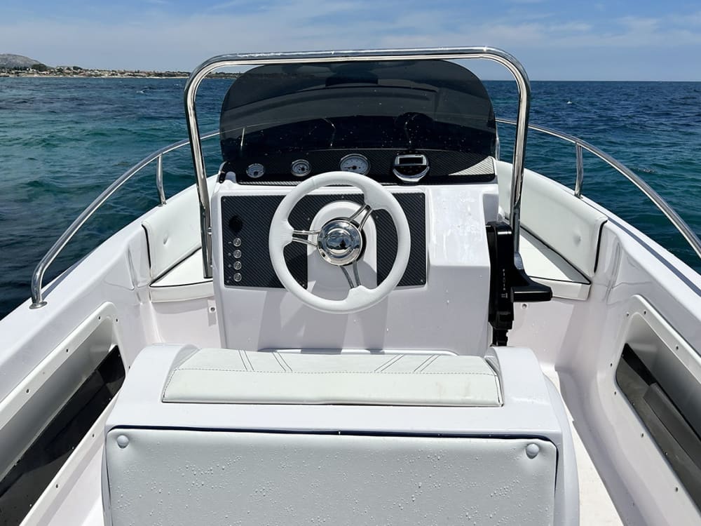 4,5 uur om Avola te ontdekken per motorboot.