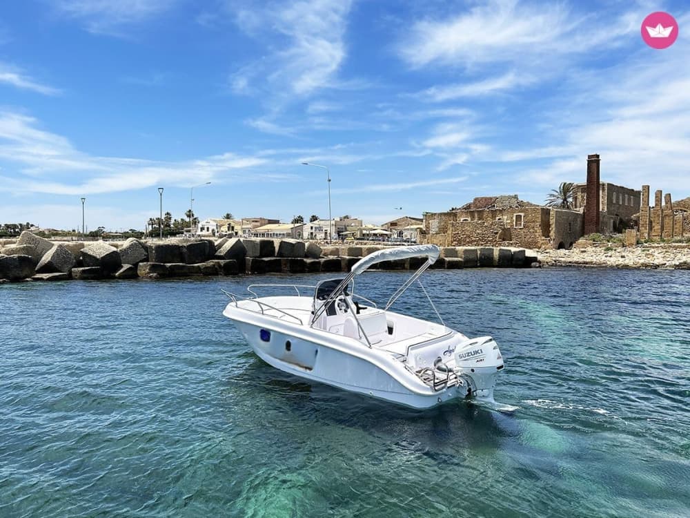 4,5 uur om Avola te ontdekken per motorboot.