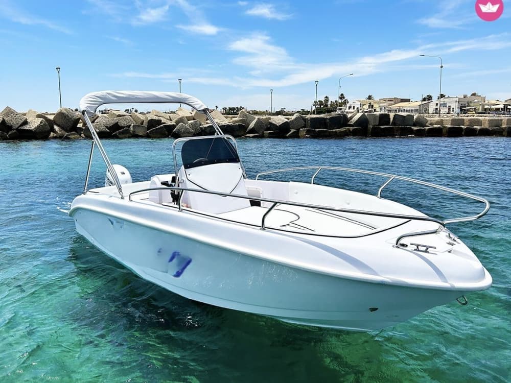 4,5 uur om Avola te ontdekken per motorboot.