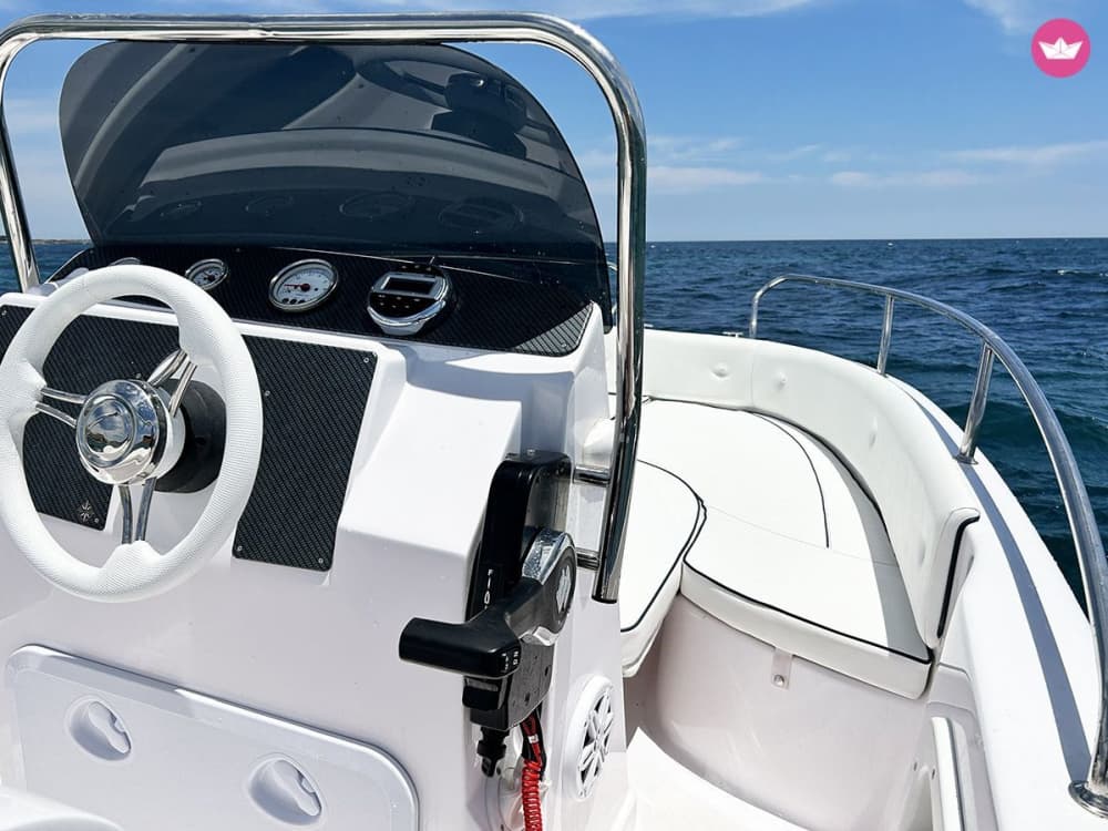 4,5 uur om Avola te ontdekken per motorboot.