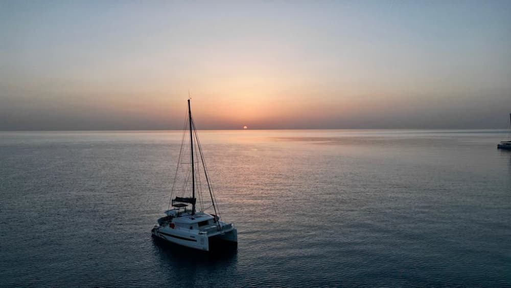 Erkunden Sie Cagliaris verborgene, wunderschöne Küste auf einem Katamaran.